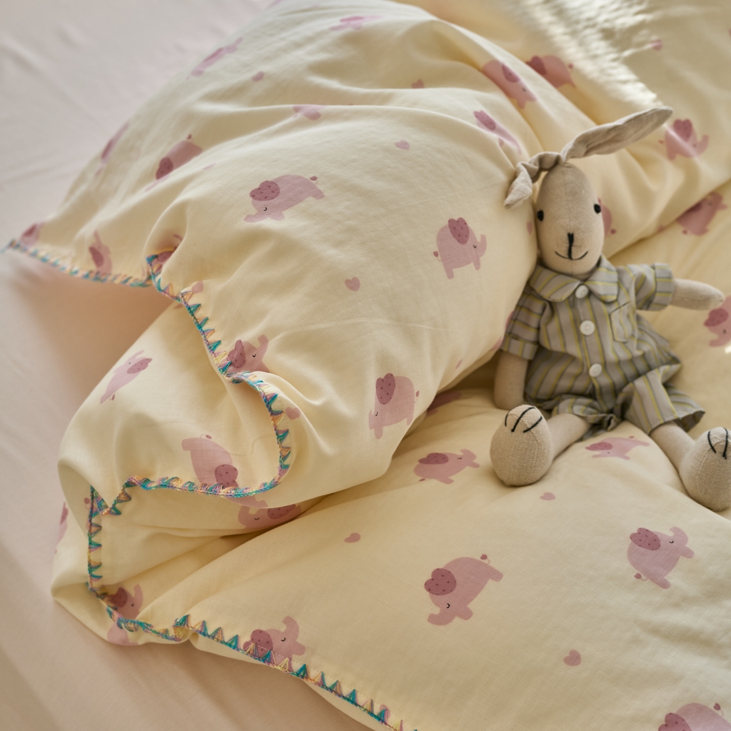 91家纺网 家纺一手货源 找家纺 洋铭区（原狠狠爱） 2025新款A类全棉双层纱四件套 粉嘟小象