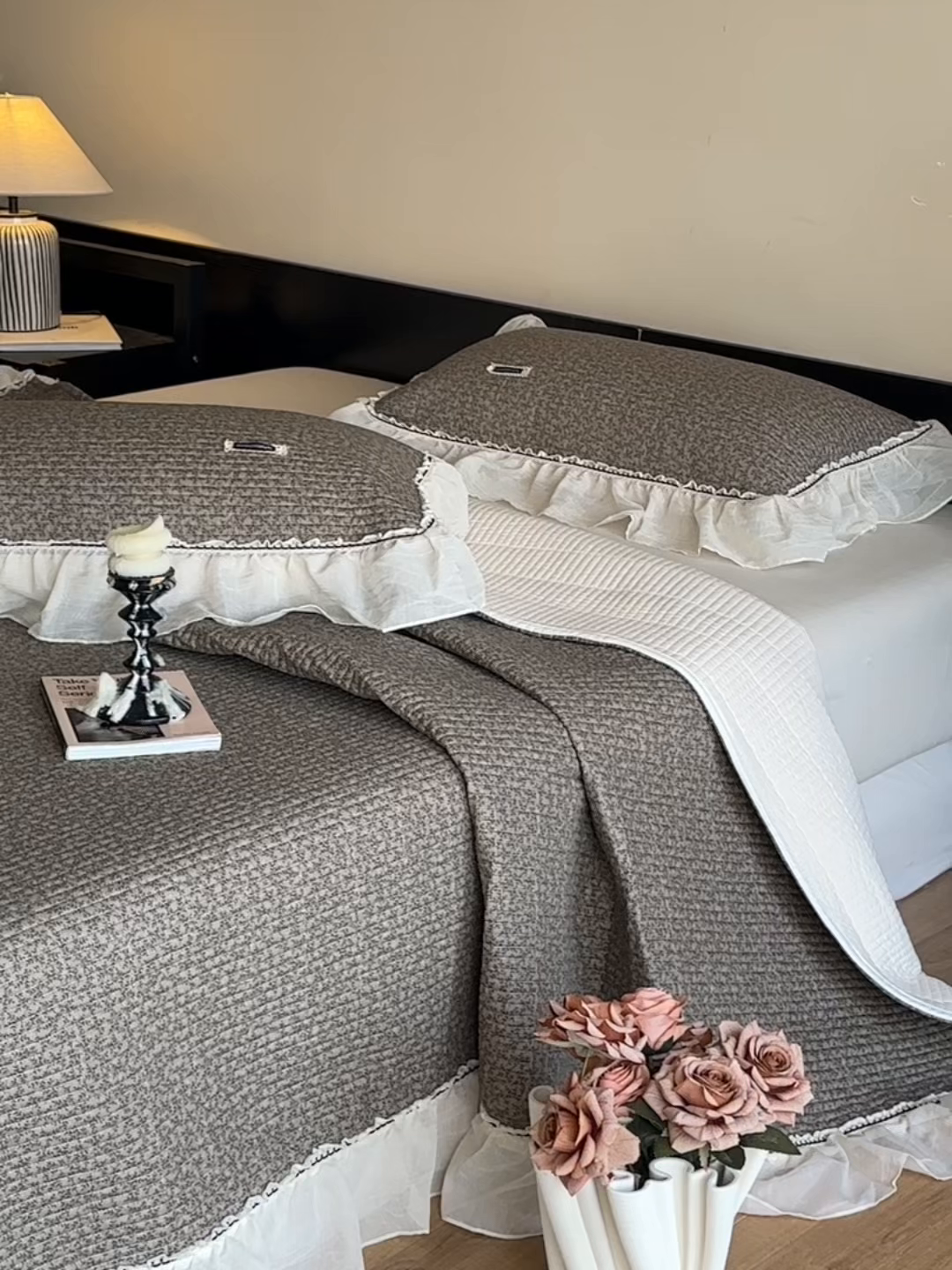 91家纺网 家纺一手货源 找家纺 蓝邻家纺 2025春夏新款全棉纯棉双层纱织带款床盖-场景一 床盖-春风细叶