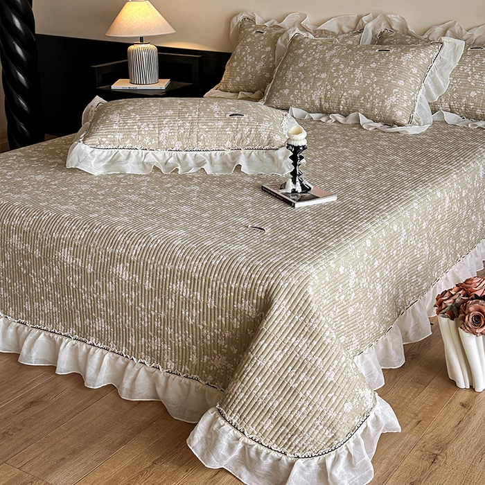 91家纺网 家纺一手货源 找家纺 蓝邻家纺 2025春夏新款全棉纯棉双层纱织带款床盖-场景一 床盖-蝶影悠然