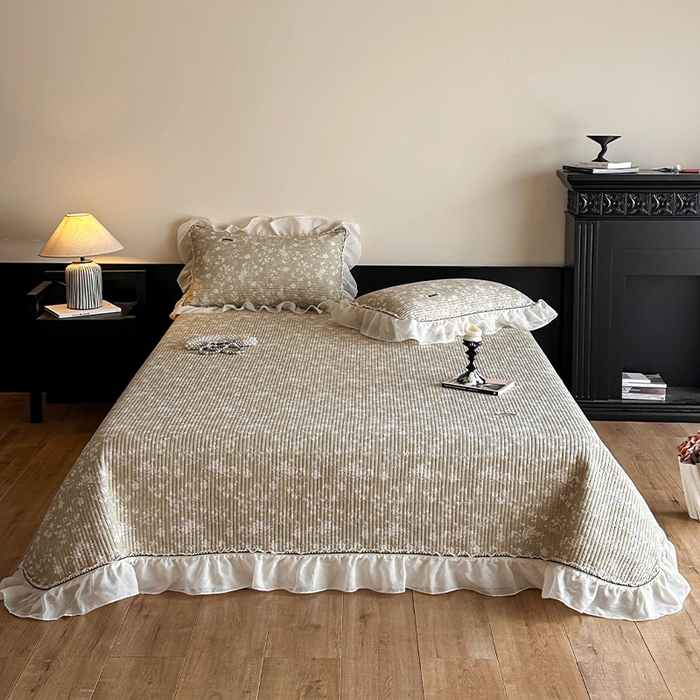 91家纺网 家纺一手货源 找家纺 蓝邻家纺 2025春夏新款全棉纯棉双层纱织带款床盖-场景一 床盖-蝶影悠然