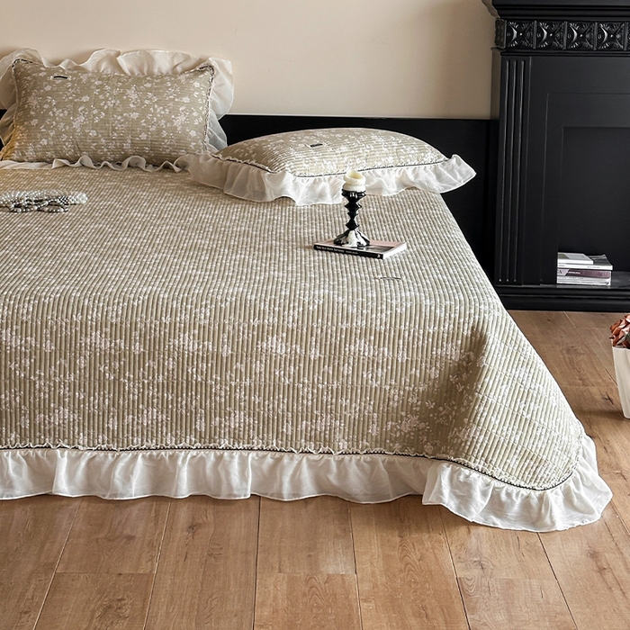 91家纺网 家纺一手货源 找家纺 蓝邻家纺 2025春夏新款全棉纯棉双层纱织带款床盖-场景一 床盖-蝶影悠然