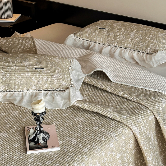 91家纺网 家纺一手货源 找家纺 蓝邻家纺 2025春夏新款全棉纯棉双层纱织带款床盖-场景一 床盖-蝶影悠然