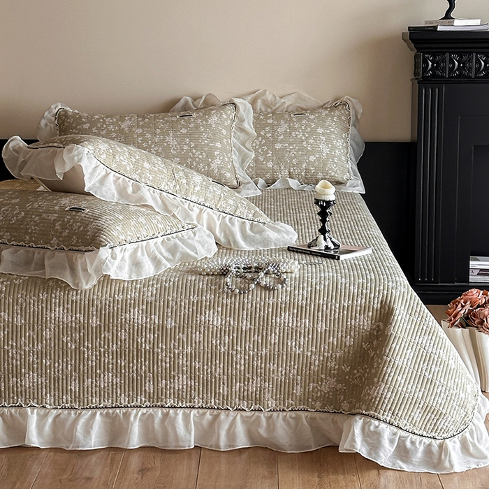 91家纺网 家纺一手货源 找家纺 蓝邻家纺 2025春夏新款全棉纯棉双层纱织带款床盖-场景一 床盖-蝶影悠然