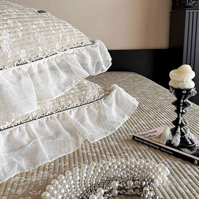 91家纺网 家纺一手货源 找家纺 蓝邻家纺 2025春夏新款全棉纯棉双层纱织带款床盖-场景一 床盖-蝶影悠然