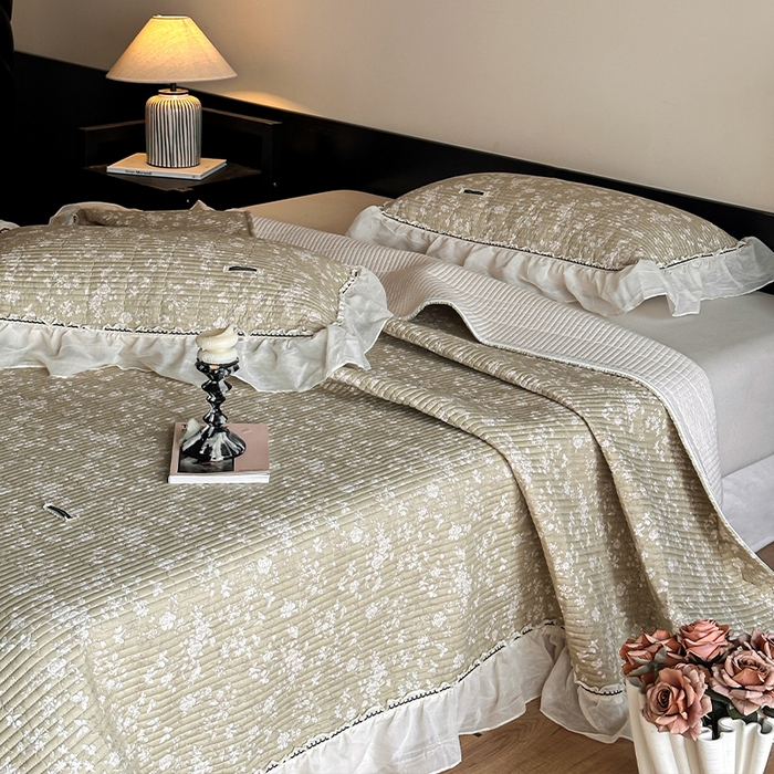 91家纺网 家纺一手货源 找家纺 蓝邻家纺 2025春夏新款全棉纯棉双层纱织带款床盖-场景一 床盖-蝶影悠然