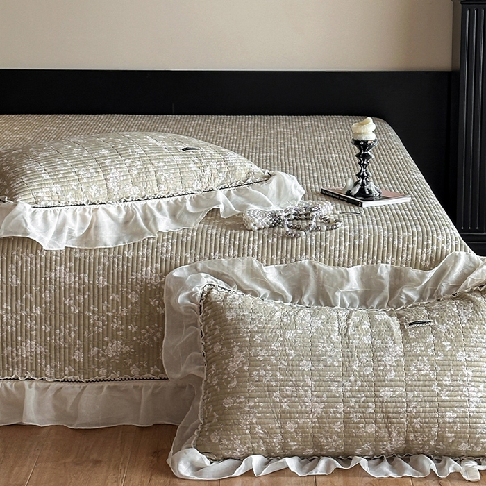 91家纺网 家纺一手货源 找家纺 蓝邻家纺 2025春夏新款全棉纯棉双层纱织带款床盖-场景一 床盖-蝶影悠然