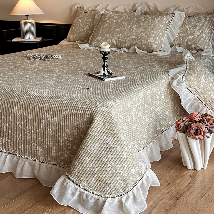 91家纺网 家纺一手货源 找家纺 蓝邻家纺 2025春夏新款全棉纯棉双层纱织带款床盖-场景一 床盖-蝶影悠然