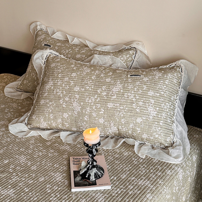 91家纺网 家纺一手货源 找家纺 蓝邻家纺 2025春夏新款全棉纯棉双层纱织带款床盖-场景一 床盖-蝶影悠然