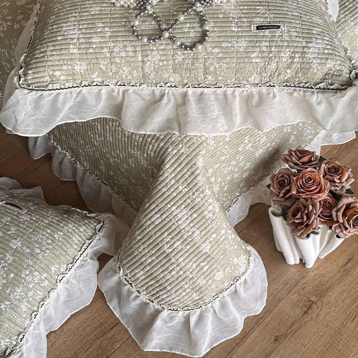 91家纺网 家纺一手货源 找家纺 蓝邻家纺 2025春夏新款全棉纯棉双层纱织带款床盖-场景一 床盖-蝶影悠然