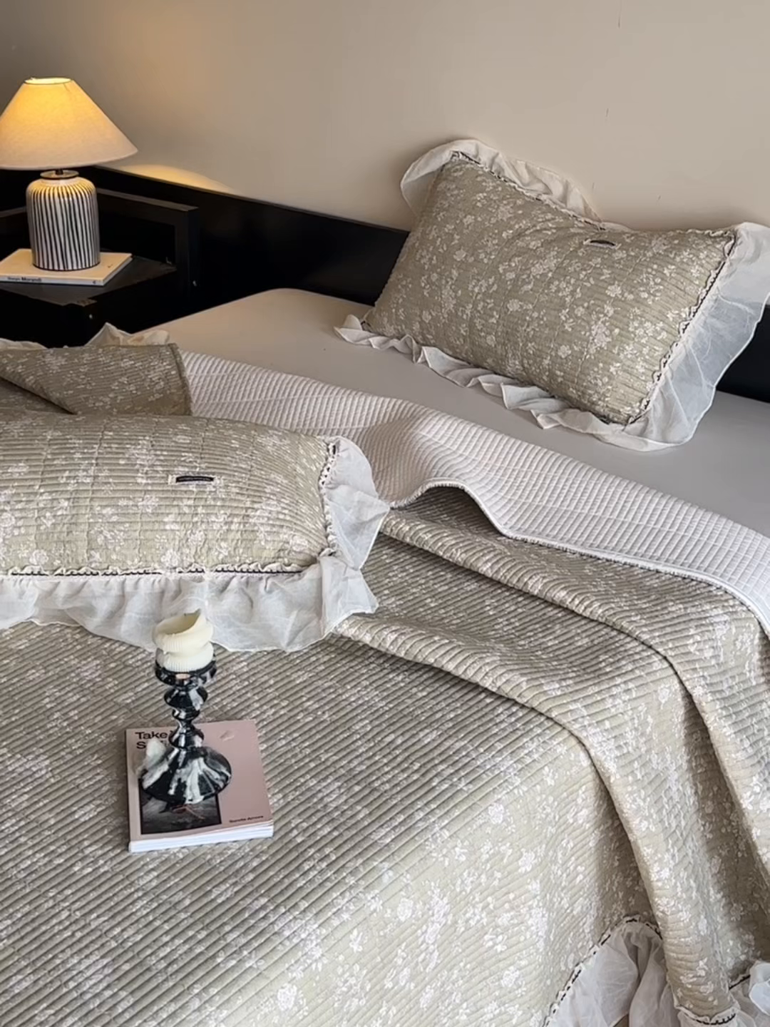 91家纺网 家纺一手货源 找家纺 蓝邻家纺 2025春夏新款全棉纯棉双层纱织带款床盖-场景一 床盖-蝶影悠然