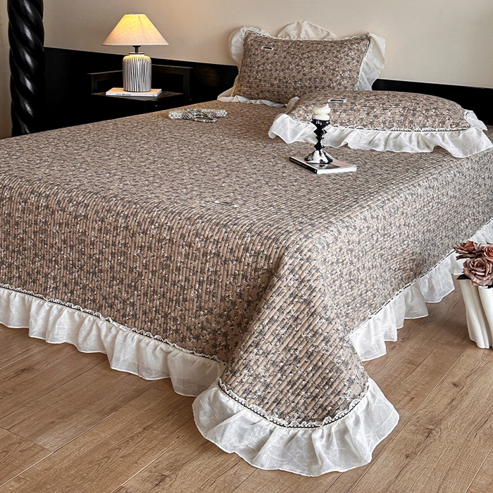 91家纺网 家纺一手货源 找家纺 蓝邻家纺 2025春夏新款全棉纯棉双层纱织带款床盖-场景一 床盖-漫步花丛