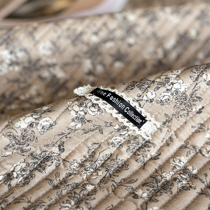 91家纺网 家纺一手货源 找家纺 蓝邻家纺 2025春夏新款全棉纯棉双层纱织带款床盖-场景一 床盖-漫步花丛