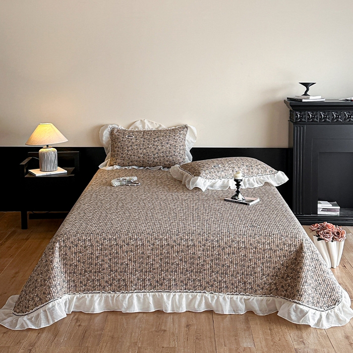 91家纺网 家纺一手货源 找家纺 蓝邻家纺 2025春夏新款全棉纯棉双层纱织带款床盖-场景一 床盖-漫步花丛