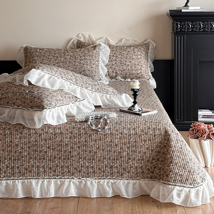 91家纺网 家纺一手货源 找家纺 蓝邻家纺 2025春夏新款全棉纯棉双层纱织带款床盖-场景一 床盖-漫步花丛