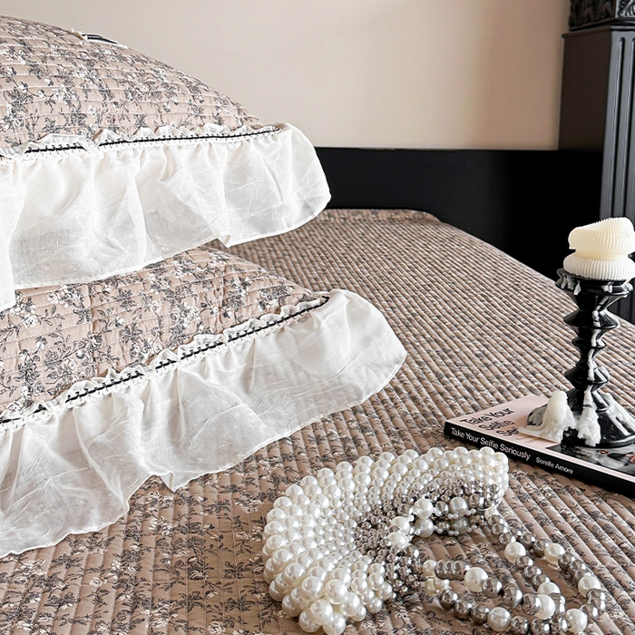 91家纺网 家纺一手货源 找家纺 蓝邻家纺 2025春夏新款全棉纯棉双层纱织带款床盖-场景一 床盖-漫步花丛