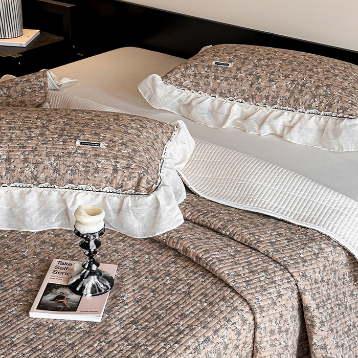 91家纺网 家纺一手货源 找家纺 蓝邻家纺 2025春夏新款全棉纯棉双层纱织带款床盖-场景一 床盖-漫步花丛