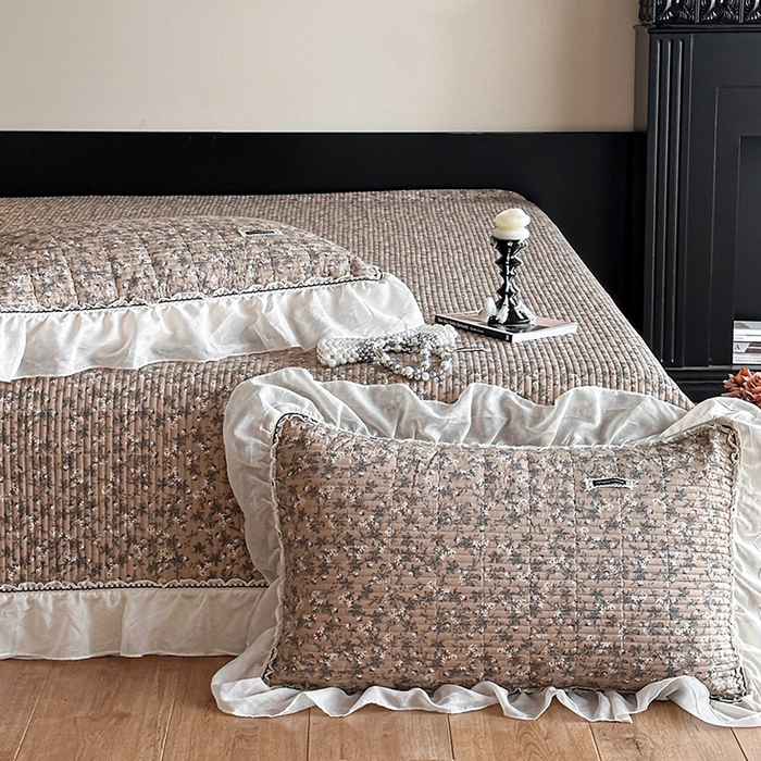 91家纺网 家纺一手货源 找家纺 蓝邻家纺 2025春夏新款全棉纯棉双层纱织带款床盖-场景一 床盖-漫步花丛