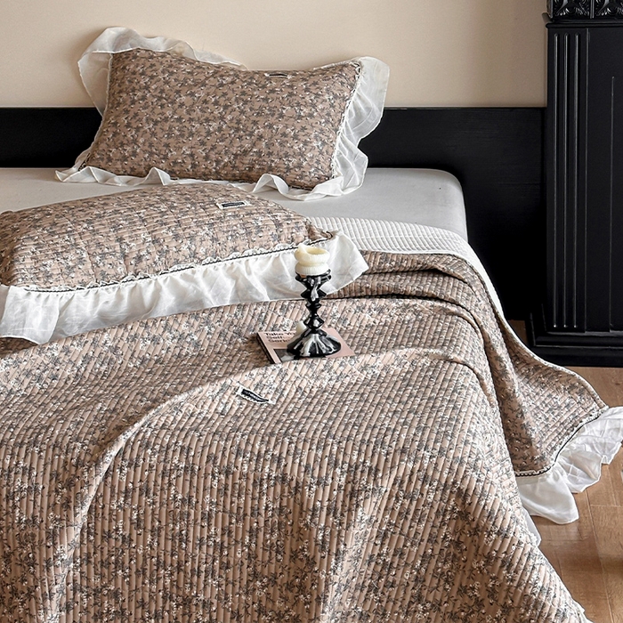 91家纺网 家纺一手货源 找家纺 蓝邻家纺 2025春夏新款全棉纯棉双层纱织带款床盖-场景一 床盖-漫步花丛