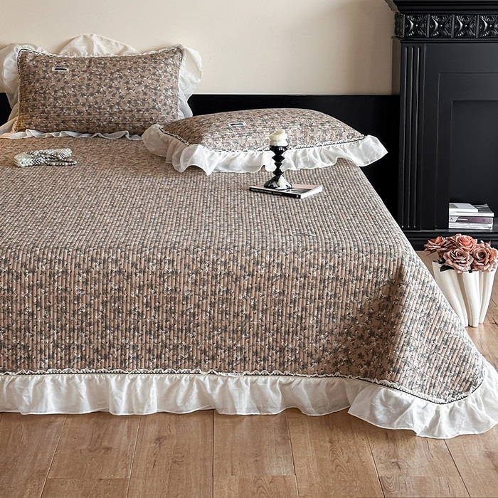 91家纺网 家纺一手货源 找家纺 蓝邻家纺 2025春夏新款全棉纯棉双层纱织带款床盖-场景一 床盖-漫步花丛