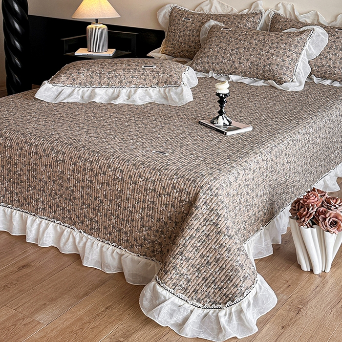 91家纺网 家纺一手货源 找家纺 蓝邻家纺 2025春夏新款全棉纯棉双层纱织带款床盖-场景一 床盖-漫步花丛