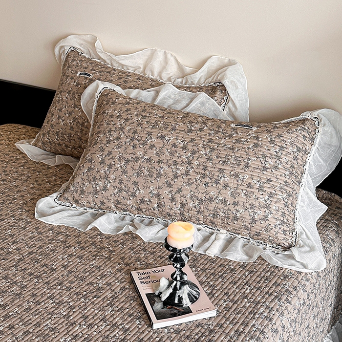 91家纺网 家纺一手货源 找家纺 蓝邻家纺 2025春夏新款全棉纯棉双层纱织带款床盖-场景一 床盖-漫步花丛