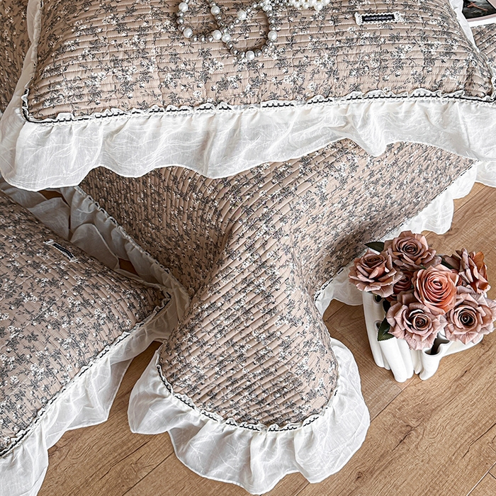 91家纺网 家纺一手货源 找家纺 蓝邻家纺 2025春夏新款全棉纯棉双层纱织带款床盖-场景一 床盖-漫步花丛