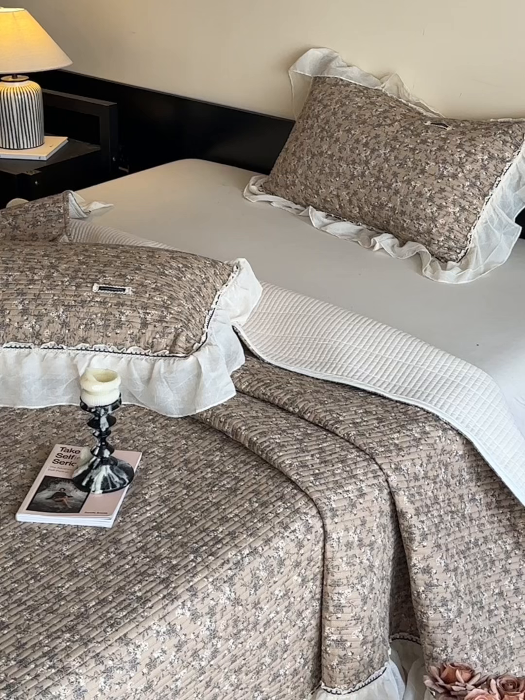 91家纺网 家纺一手货源 找家纺 蓝邻家纺 2025春夏新款全棉纯棉双层纱织带款床盖-场景一 床盖-漫步花丛