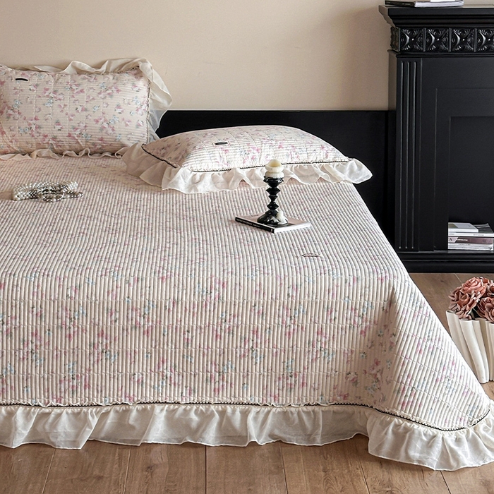 91家纺网 家纺一手货源 找家纺 蓝邻家纺 2025春夏新款全棉纯棉双层纱织带款床盖-场景一 床盖-暖暖花香-黄