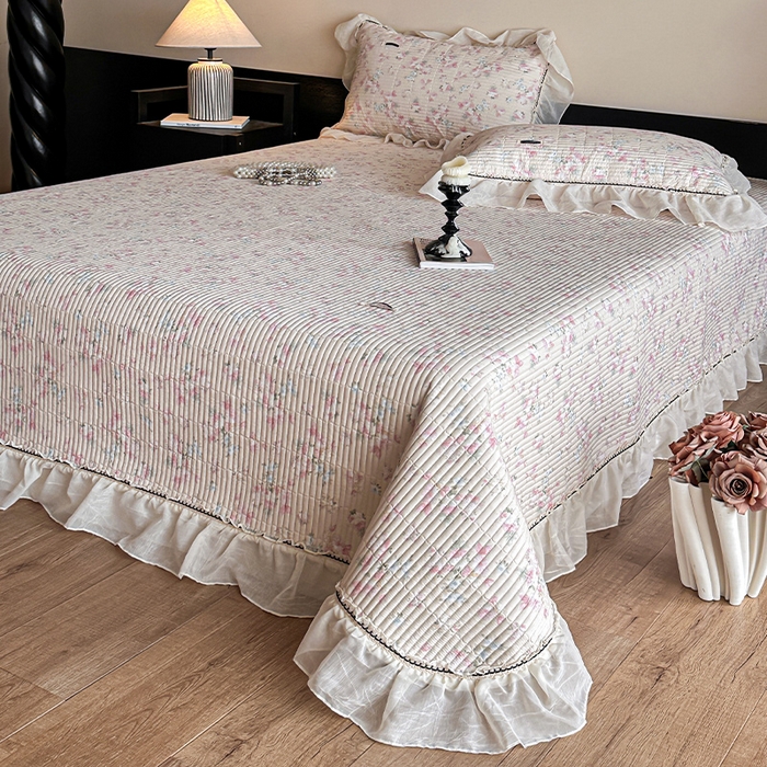 91家纺网 家纺一手货源 找家纺 蓝邻家纺 2025春夏新款全棉纯棉双层纱织带款床盖-场景一 床盖-暖暖花香-黄