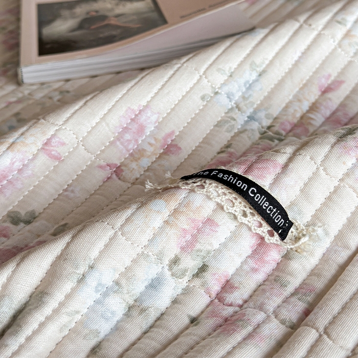 91家纺网 家纺一手货源 找家纺 蓝邻家纺 2025春夏新款全棉纯棉双层纱织带款床盖-场景一 床盖-暖暖花香-黄