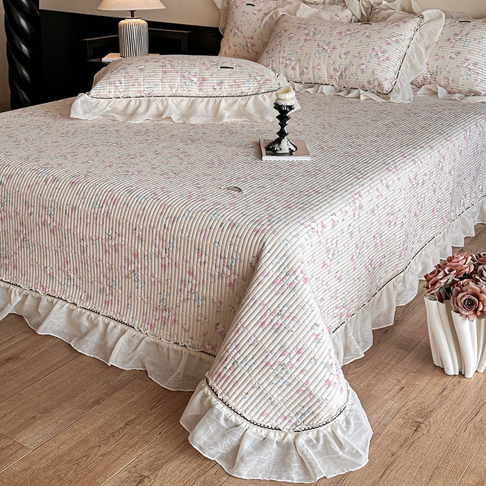 91家纺网 家纺一手货源 找家纺 蓝邻家纺 2025春夏新款全棉纯棉双层纱织带款床盖-场景一 床盖-暖暖花香-黄