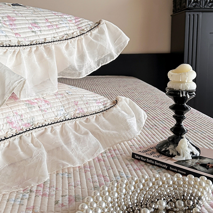 91家纺网 家纺一手货源 找家纺 蓝邻家纺 2025春夏新款全棉纯棉双层纱织带款床盖-场景一 床盖-暖暖花香-黄