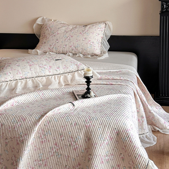 91家纺网 家纺一手货源 找家纺 蓝邻家纺 2025春夏新款全棉纯棉双层纱织带款床盖-场景一 床盖-暖暖花香-黄