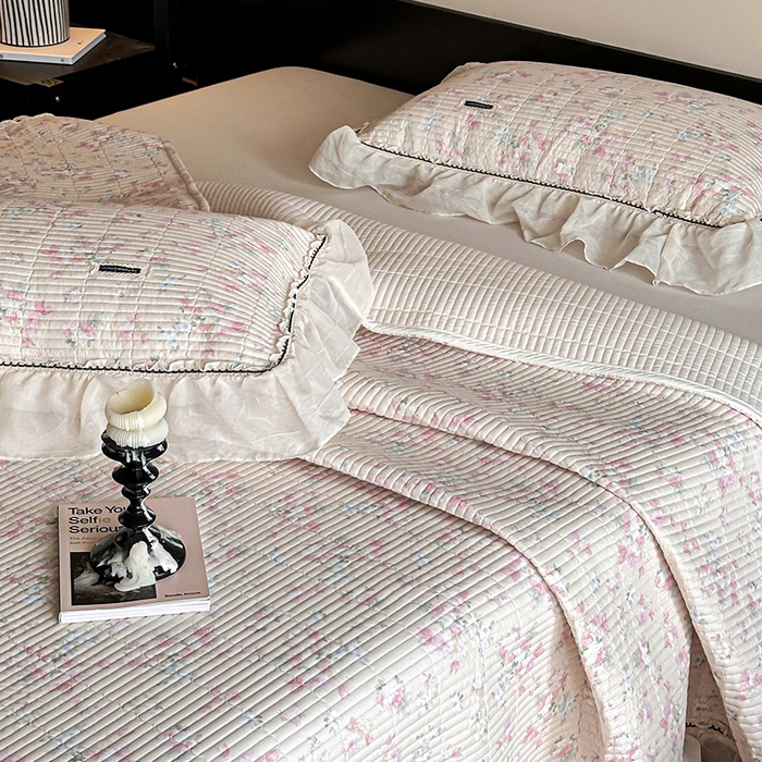 91家纺网 家纺一手货源 找家纺 蓝邻家纺 2025春夏新款全棉纯棉双层纱织带款床盖-场景一 床盖-暖暖花香-黄