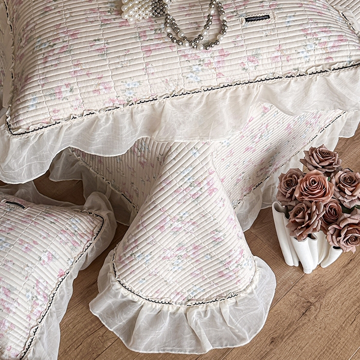 91家纺网 家纺一手货源 找家纺 蓝邻家纺 2025春夏新款全棉纯棉双层纱织带款床盖-场景一 床盖-暖暖花香-黄