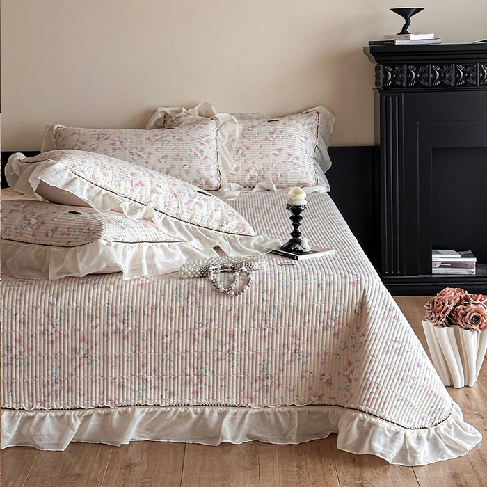 91家纺网 家纺一手货源 找家纺 蓝邻家纺 2025春夏新款全棉纯棉双层纱织带款床盖-场景一 床盖-暖暖花香-黄