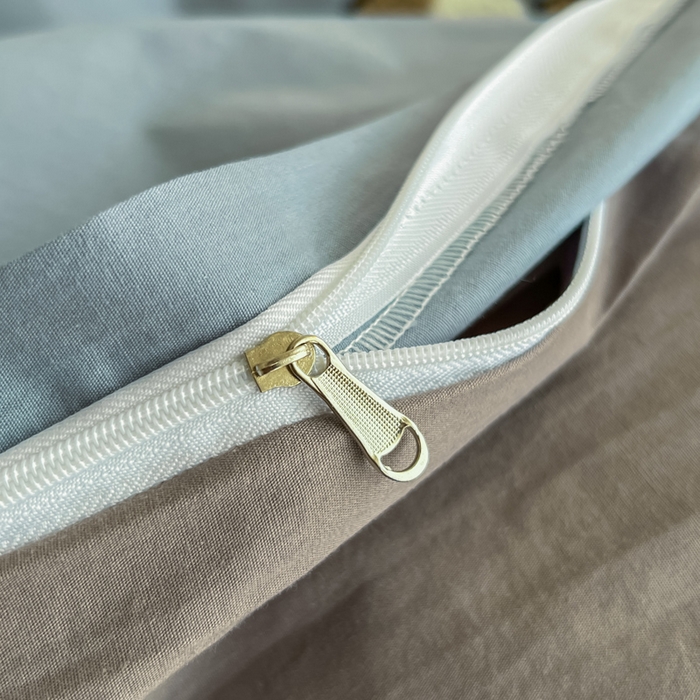 91家纺网 家纺一手货源 找家纺 小懒猪 2025新款全棉纯棉水洗棉毛巾绣四件套(提供买家秀） 萌宠浅蓝灰