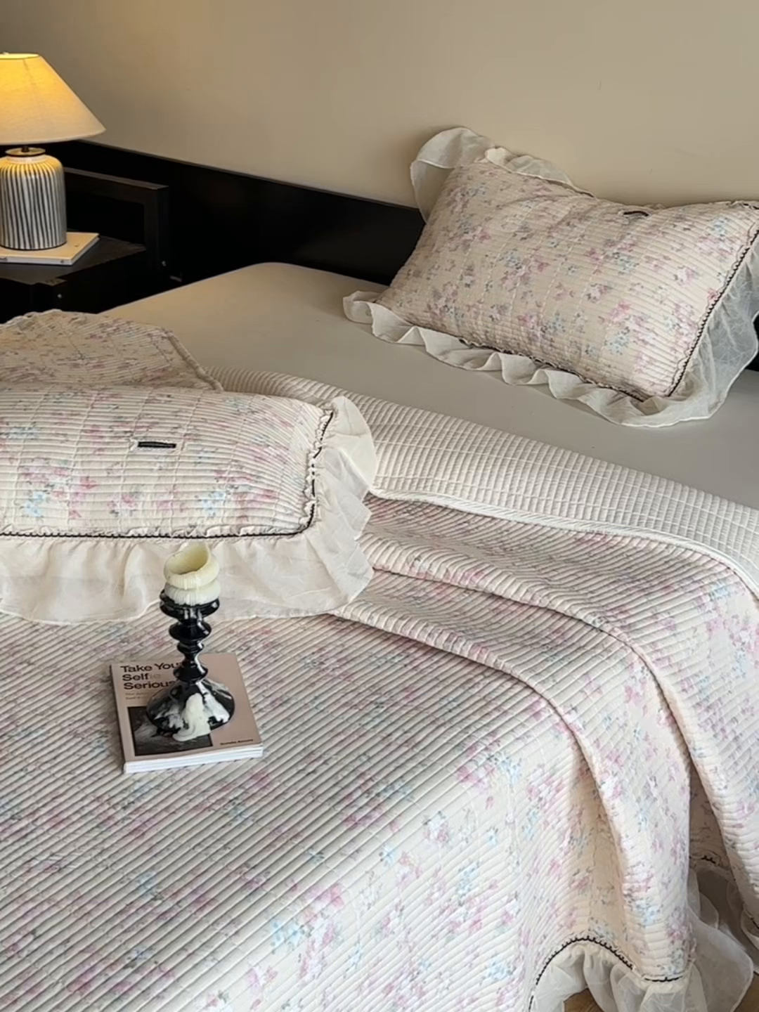 91家纺网 家纺一手货源 找家纺 蓝邻家纺 2025春夏新款全棉纯棉双层纱织带款床盖-场景一 床盖-暖暖花香-黄