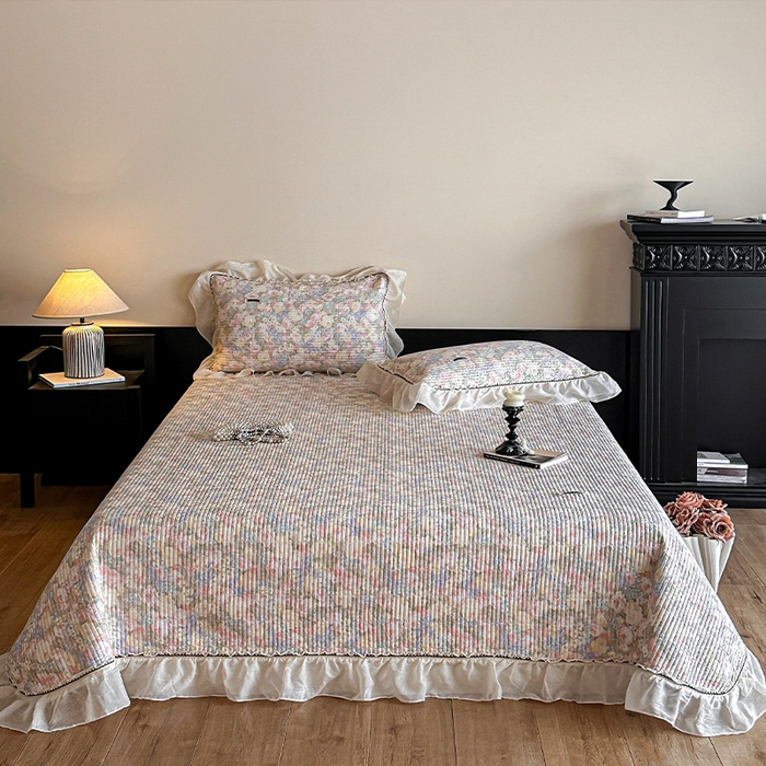 91家纺网 家纺一手货源 找家纺 蓝邻家纺 2025春夏新款全棉纯棉双层纱织带款床盖-场景一 床盖-暖阳绿意