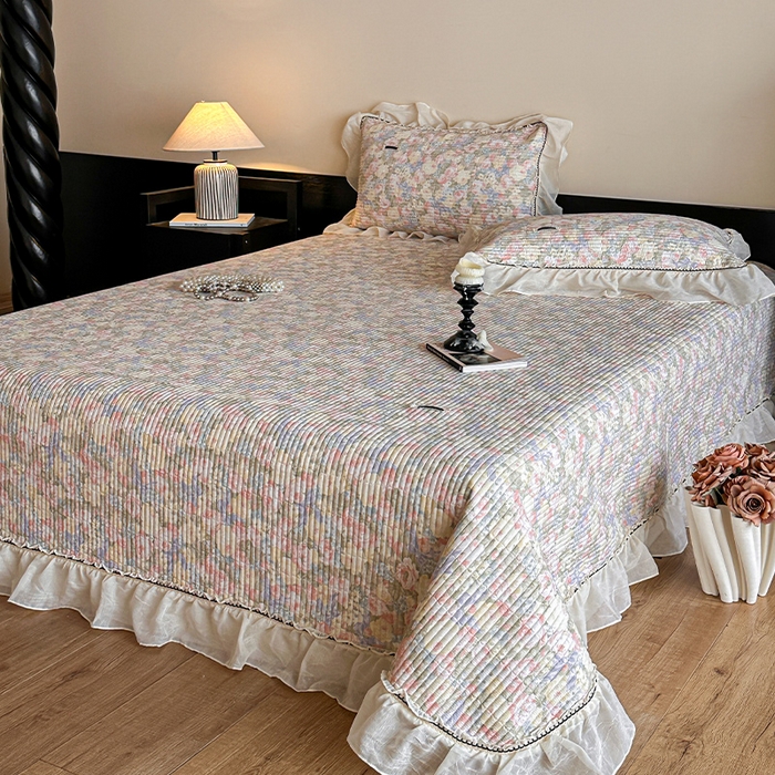 91家纺网 家纺一手货源 找家纺 蓝邻家纺 2025春夏新款全棉纯棉双层纱织带款床盖-场景一 床盖-暖阳绿意