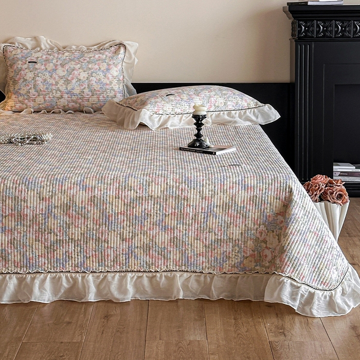 91家纺网 家纺一手货源 找家纺 蓝邻家纺 2025春夏新款全棉纯棉双层纱织带款床盖-场景一 床盖-暖阳绿意