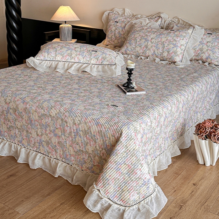 91家纺网 家纺一手货源 找家纺 蓝邻家纺 2025春夏新款全棉纯棉双层纱织带款床盖-场景一 床盖-暖阳绿意