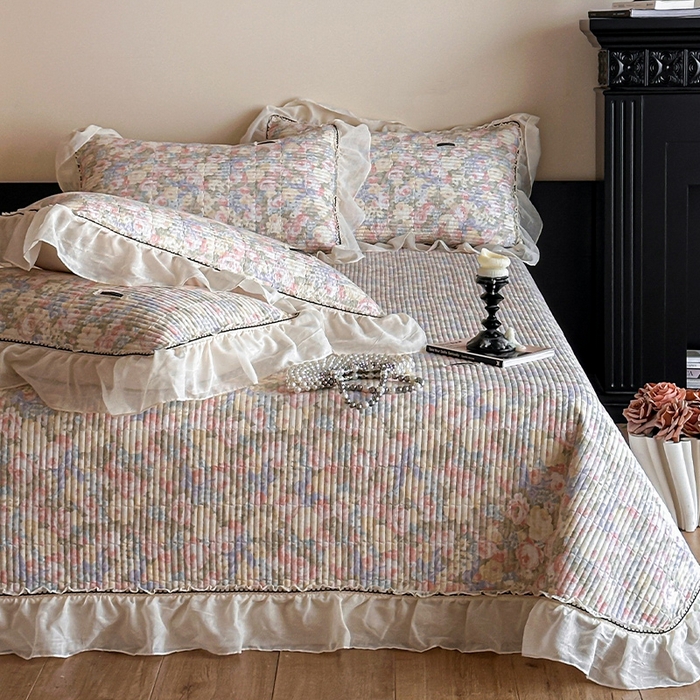 91家纺网 家纺一手货源 找家纺 蓝邻家纺 2025春夏新款全棉纯棉双层纱织带款床盖-场景一 床盖-暖阳绿意