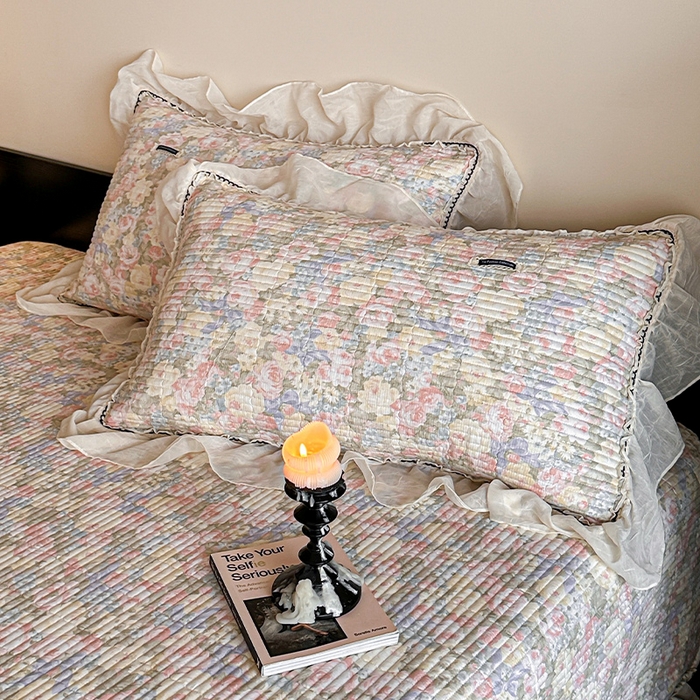 91家纺网 家纺一手货源 找家纺 蓝邻家纺 2025春夏新款全棉纯棉双层纱织带款床盖-场景一 床盖-暖阳绿意