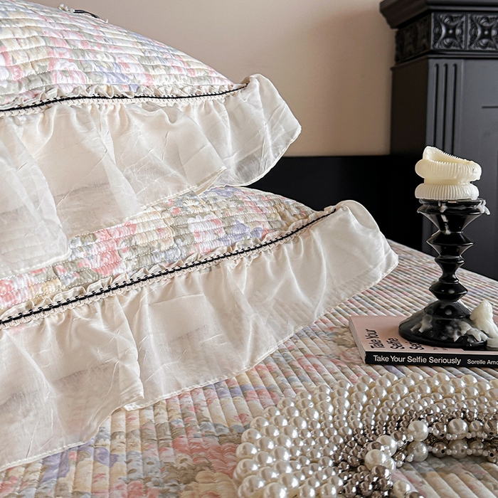 91家纺网 家纺一手货源 找家纺 蓝邻家纺 2025春夏新款全棉纯棉双层纱织带款床盖-场景一 床盖-暖阳绿意