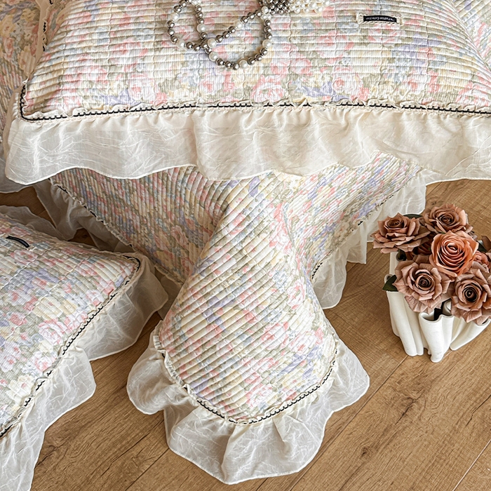 91家纺网 家纺一手货源 找家纺 蓝邻家纺 2025春夏新款全棉纯棉双层纱织带款床盖-场景一 床盖-暖阳绿意