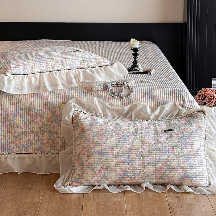 91家纺网 家纺一手货源 找家纺 蓝邻家纺 2025春夏新款全棉纯棉双层纱织带款床盖-场景一 床盖-暖阳绿意