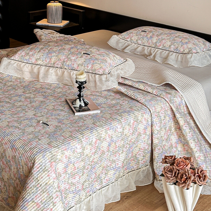 91家纺网 家纺一手货源 找家纺 蓝邻家纺 2025春夏新款全棉纯棉双层纱织带款床盖-场景一 床盖-暖阳绿意