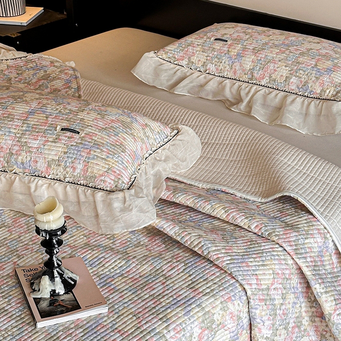 91家纺网 家纺一手货源 找家纺 蓝邻家纺 2025春夏新款全棉纯棉双层纱织带款床盖-场景一 床盖-暖阳绿意