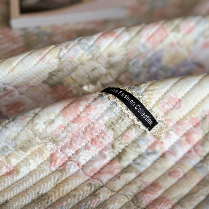 91家纺网 家纺一手货源 找家纺 蓝邻家纺 2025春夏新款全棉纯棉双层纱织带款床盖-场景一 床盖-暖阳绿意